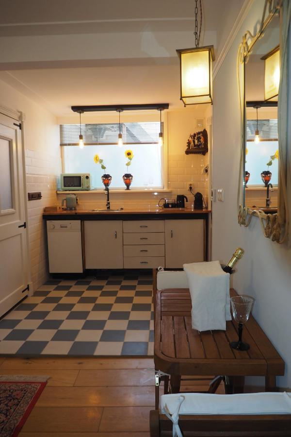 B&B Bureau Warmoesstraat Den Burg Bagian luar foto