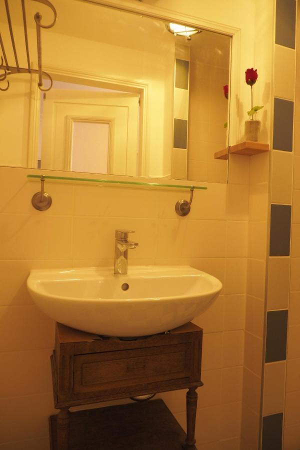 B&B Bureau Warmoesstraat Den Burg Bagian luar foto